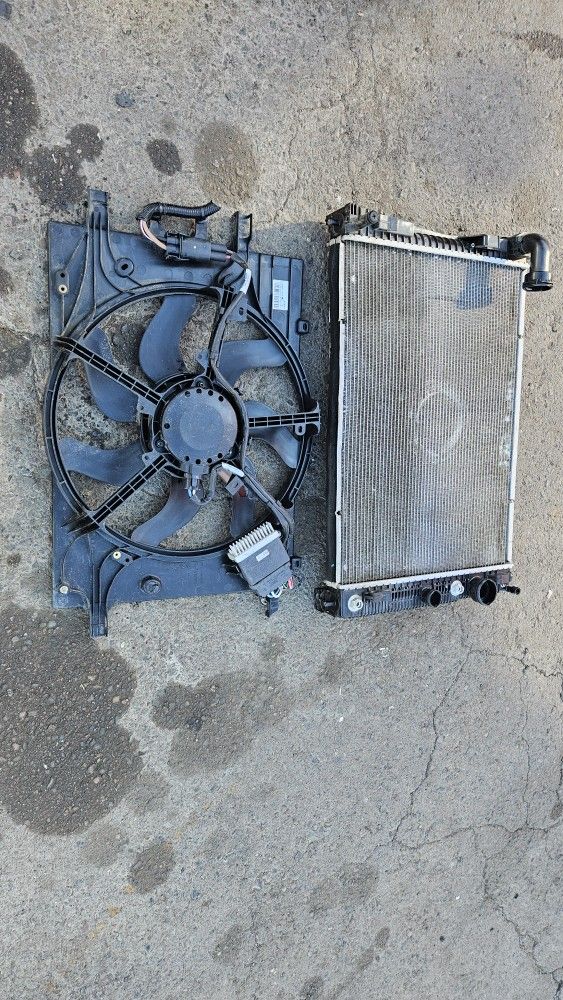 2016--2019 INFINITI Q50 Q60 2.0 RADIATOR AND COOLING FAN OEM