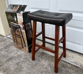Pair 2 NEW 29” Padded Saddle Wood Bar Stools (Chestnut Finish/Brown) 1 Still in Box