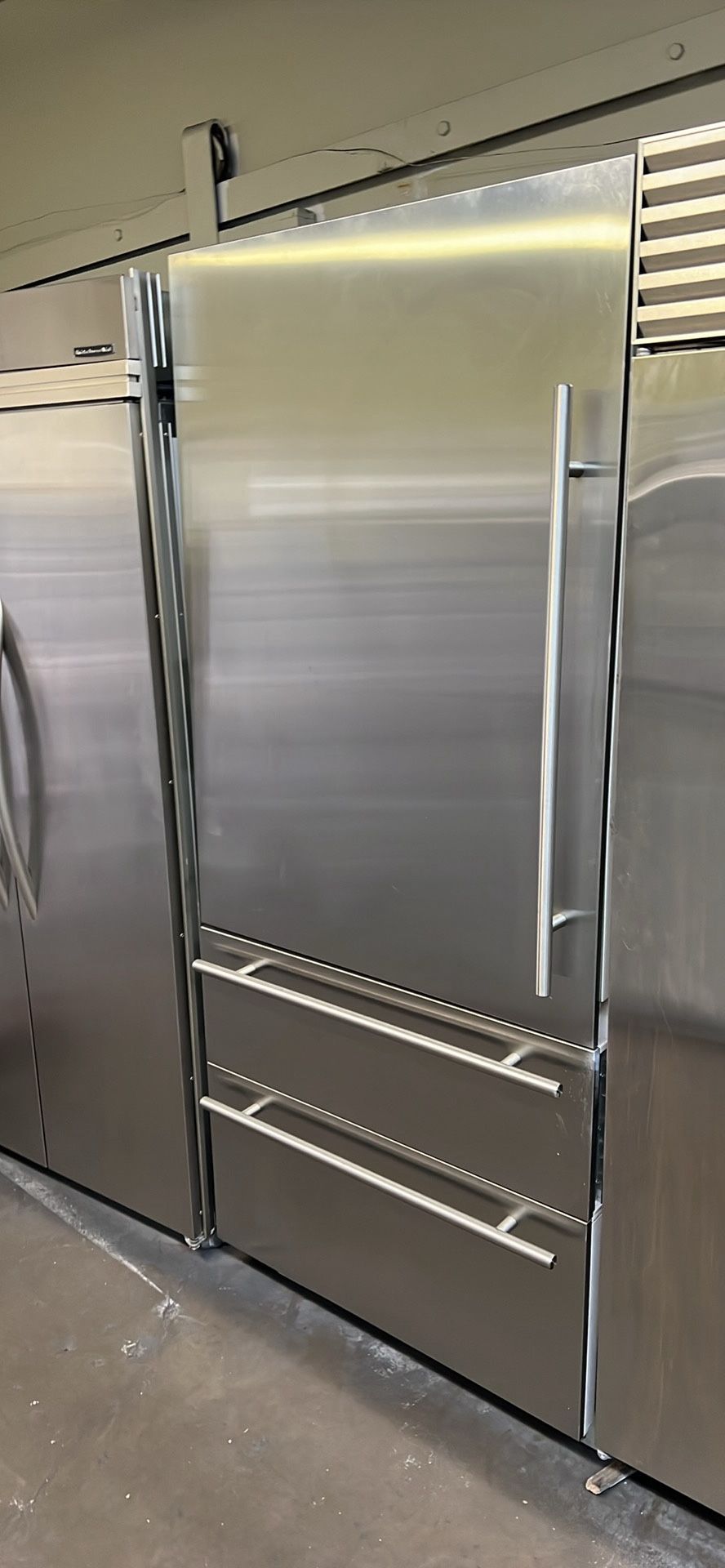 Viking 36”Wide Built In Bottom Freezer 7Series Refrigerator