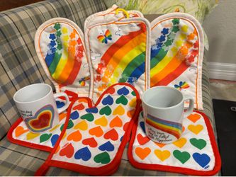 Vintage rainbow kitchen mitt lot with 2 mugs