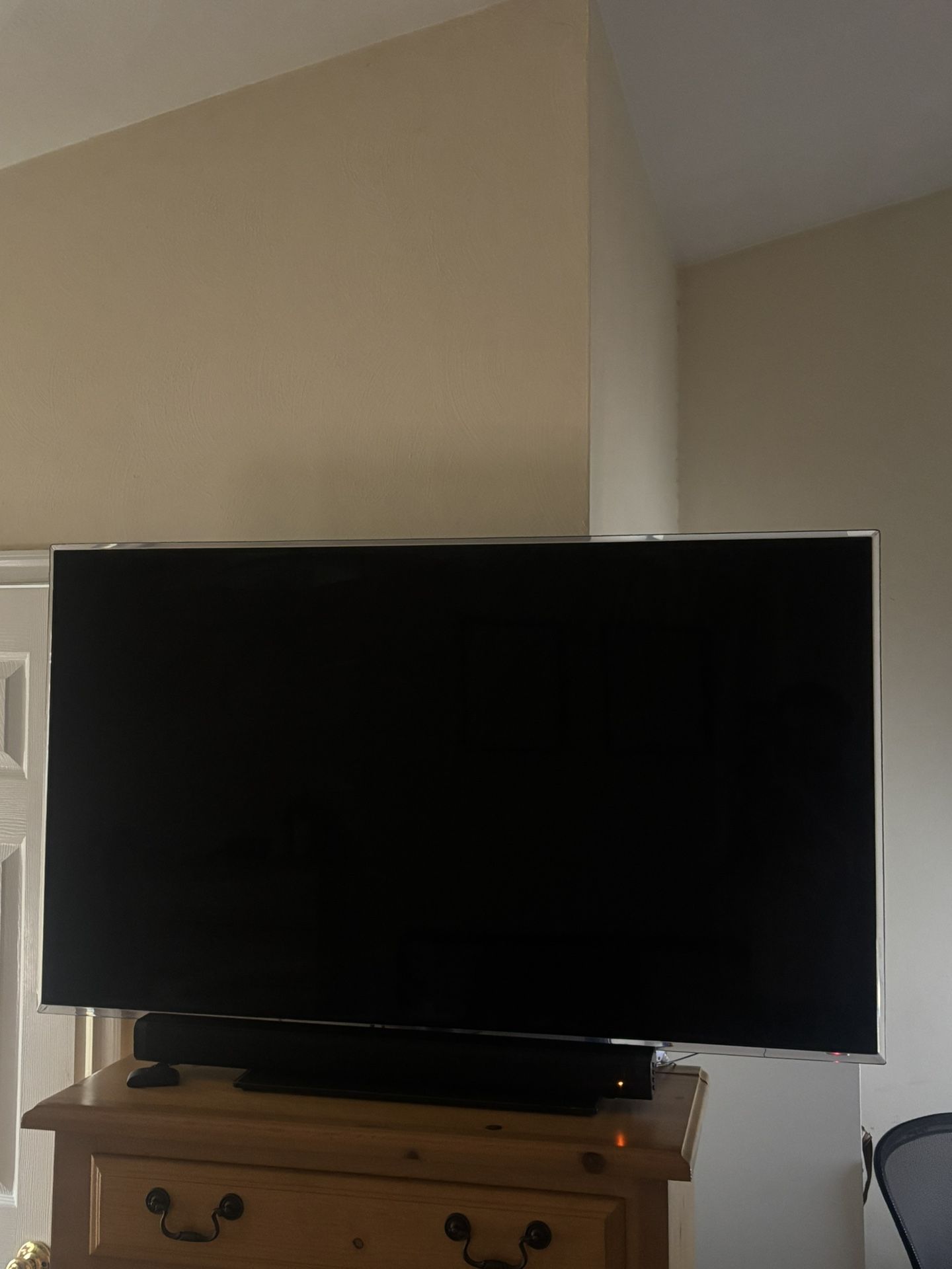 55 Inch Samsung UN55D7050XF With Sound Bar and Roku.