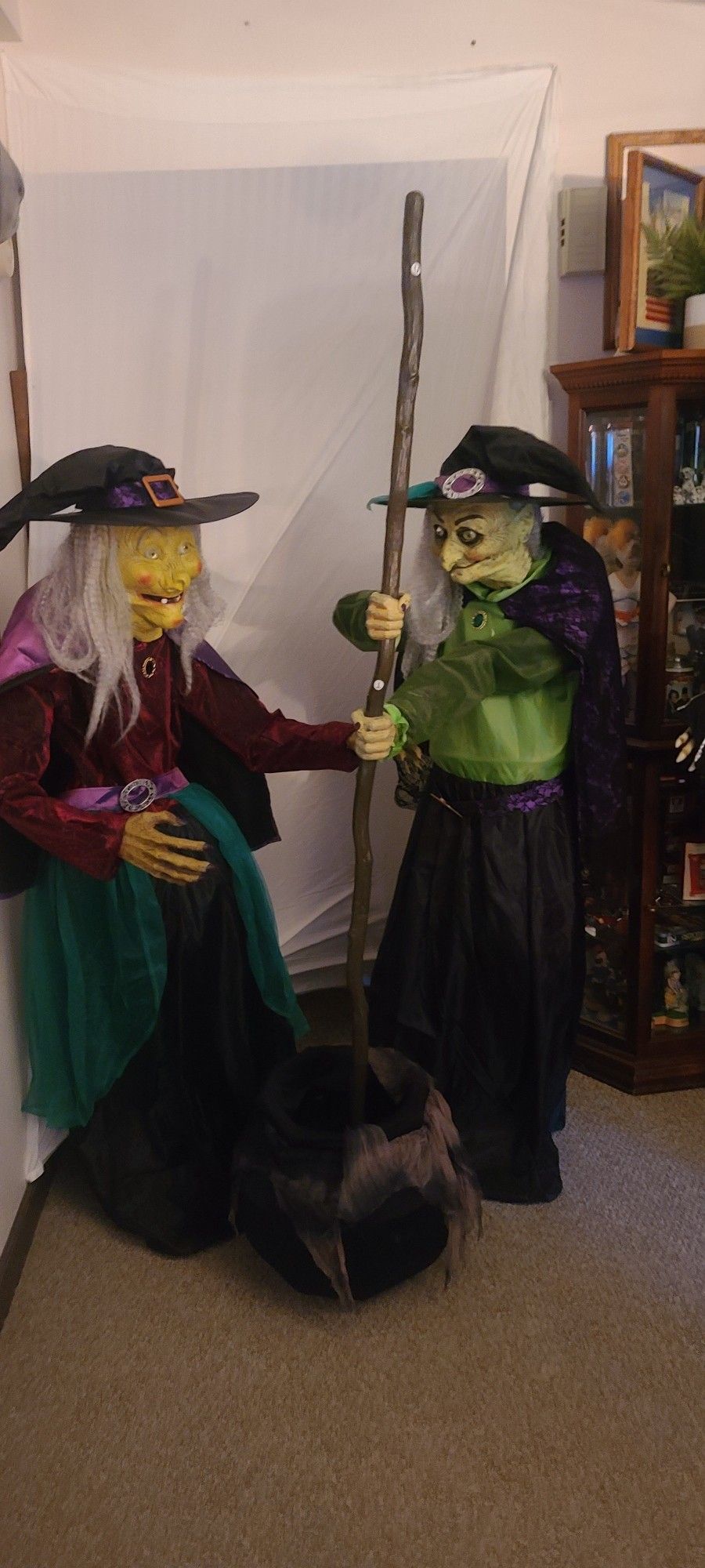 ANIMATED WITCHES WITH CAULDRON