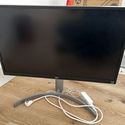 🖥️ LG 27” 4K UHD Monitor (27UL550-W) – Like New