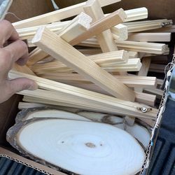 Free easel and wooden decoration