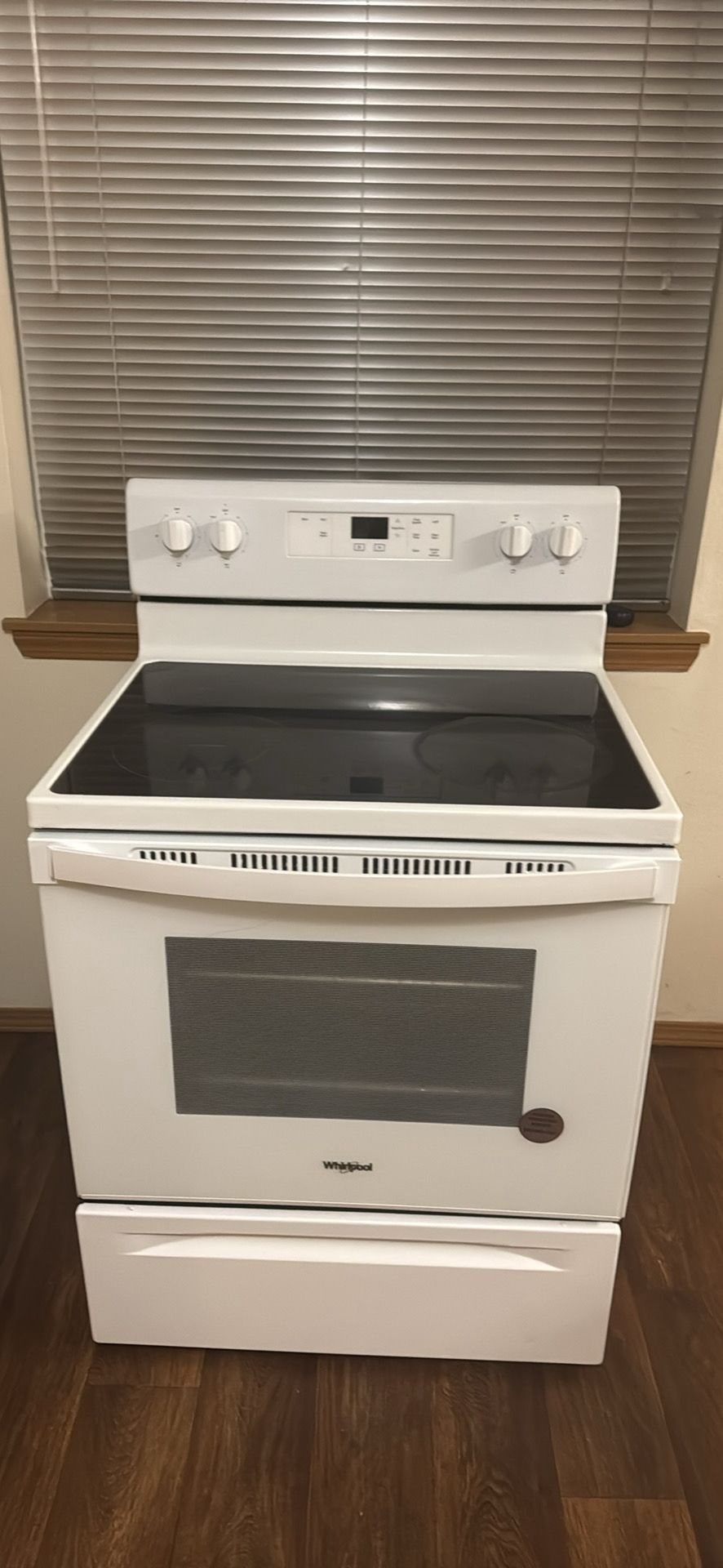 Very nice Whirlpool stove in excellent condition, very clean, working very well