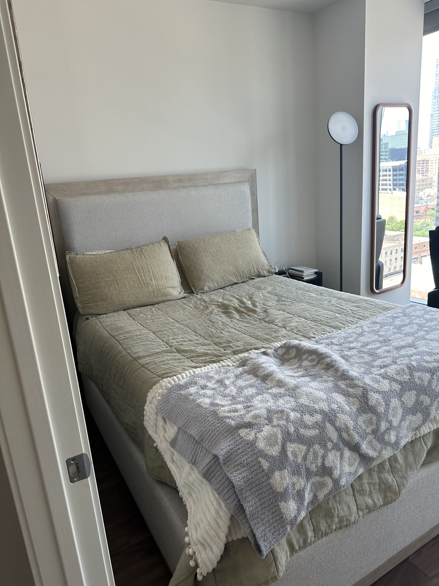 Hennington Queen Upholstered Bed (Queen bed frame only)