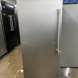 New Open Box Frigidaire Upright Freezer With Ice Maker 18 Cu Ft 