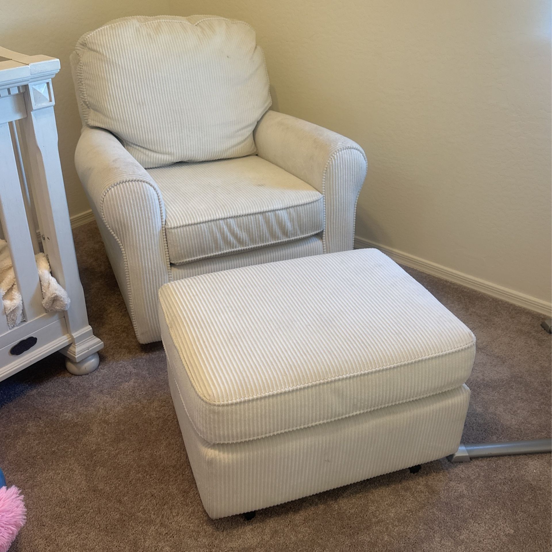 White Rocking Chair With Footrest 