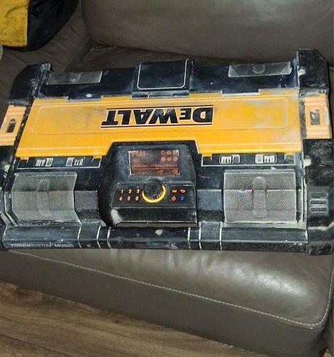 TOUGH SYSTEM JOBSITE RADIO+ A 4AH BATTERY..
