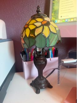 Vintage Tiffany Lamp, small but cute as buttons