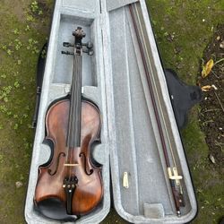 Full-Size 4/4 Violin – Good Condition – Includes Bow & Case