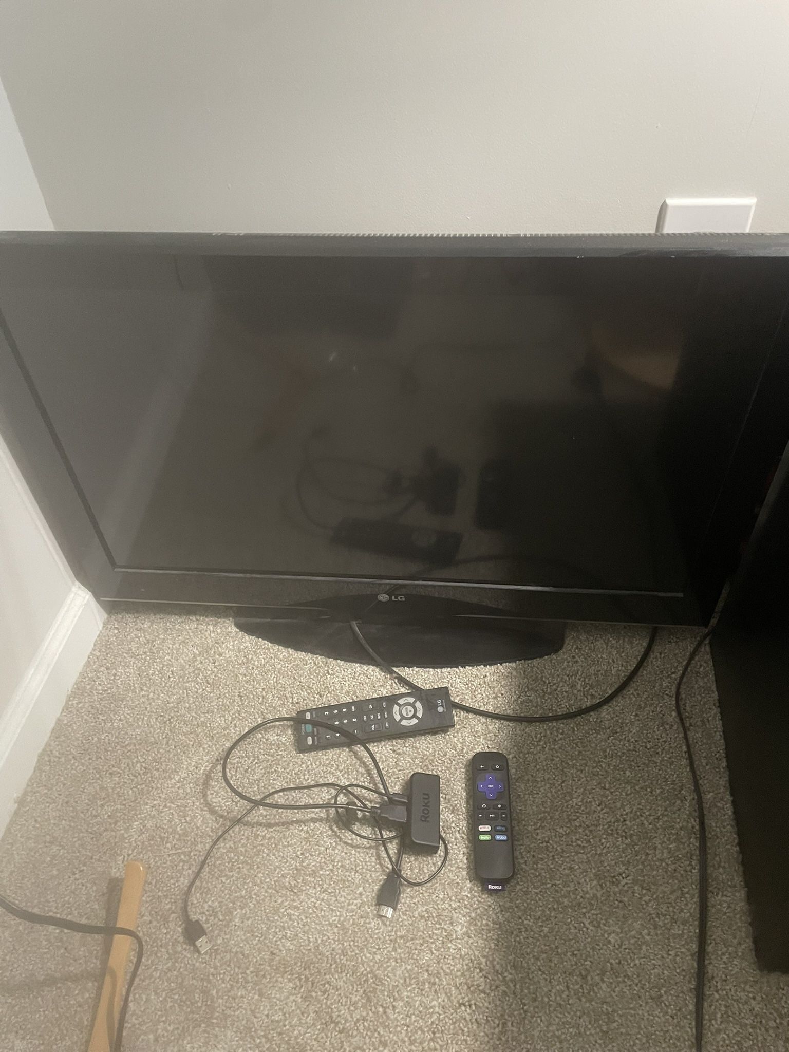 LG 32 Inch LCD TV + Roku