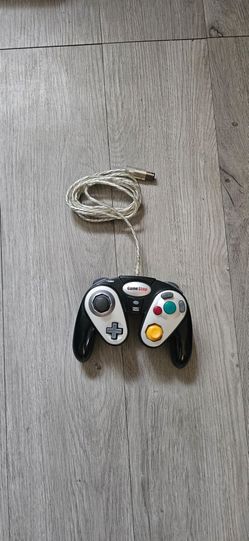 Gamcube black gamestop  wired controller