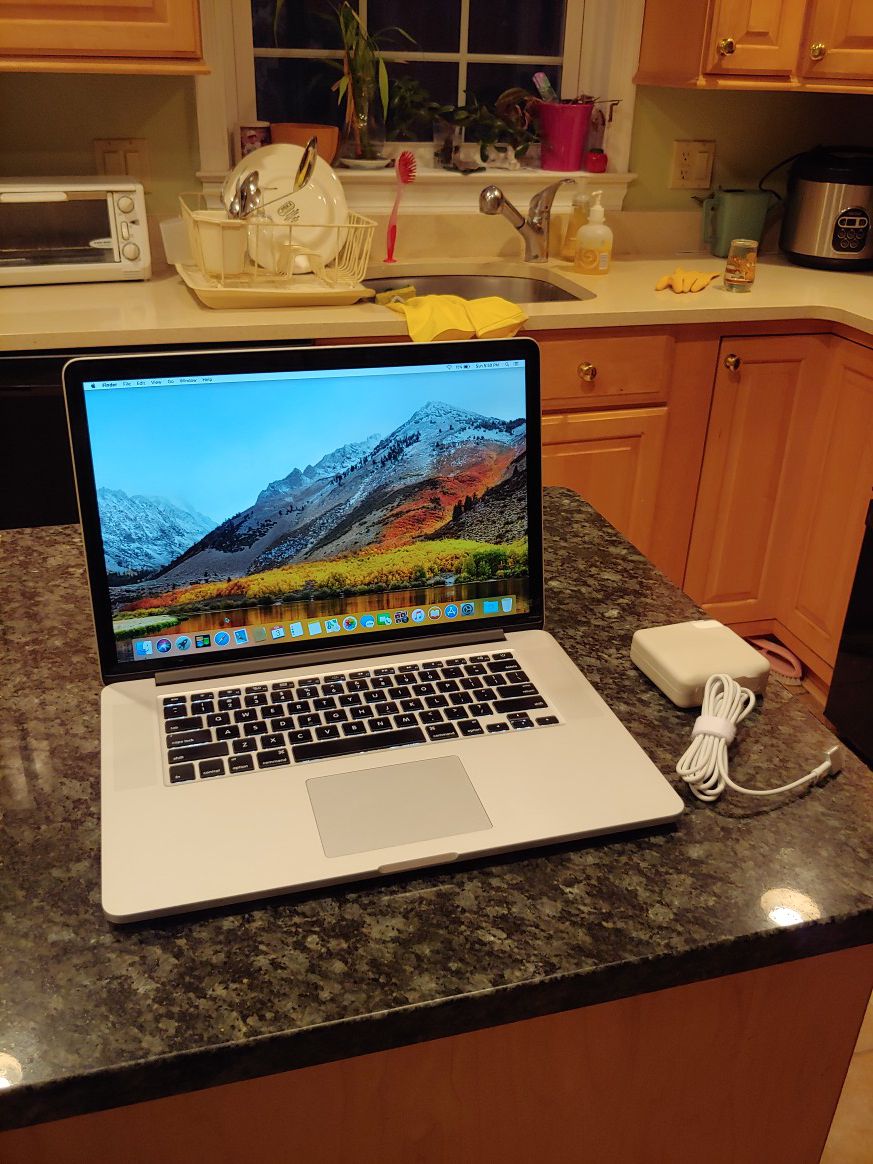 Macbook pro 2013 15 inch i7 excellent condition must go