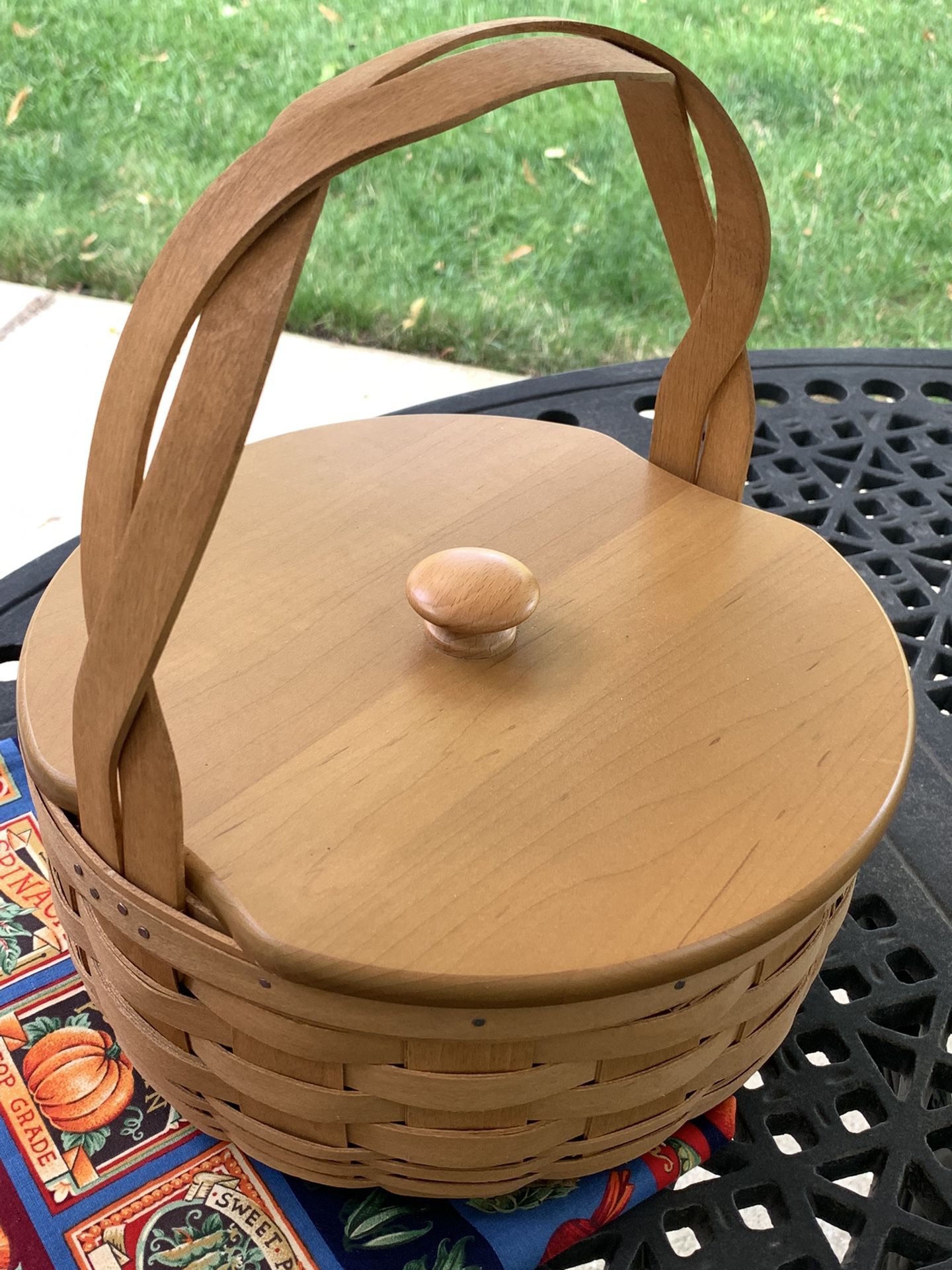 Longaberger  Basket With Lid &  Protector Liner 2010 USA  Like New