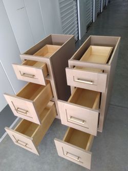 Dos muebles de tres cajones