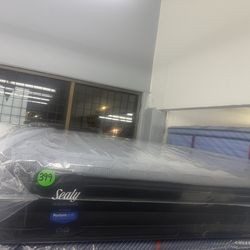 QUEEN SIZE SEALY PERFORMANCE MATTRESS