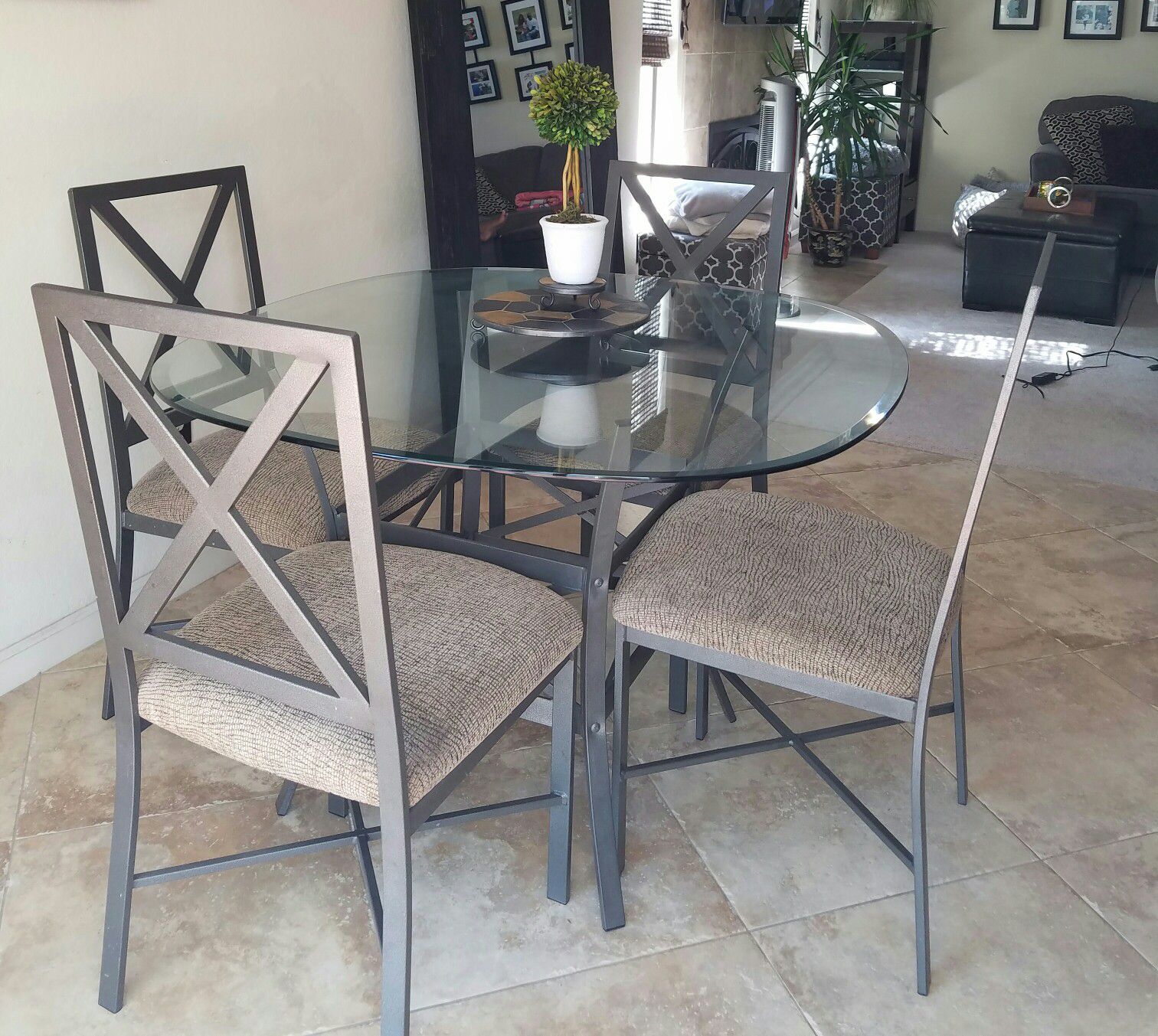 Dining set (Table and 4 chairs - Excellent condition!)