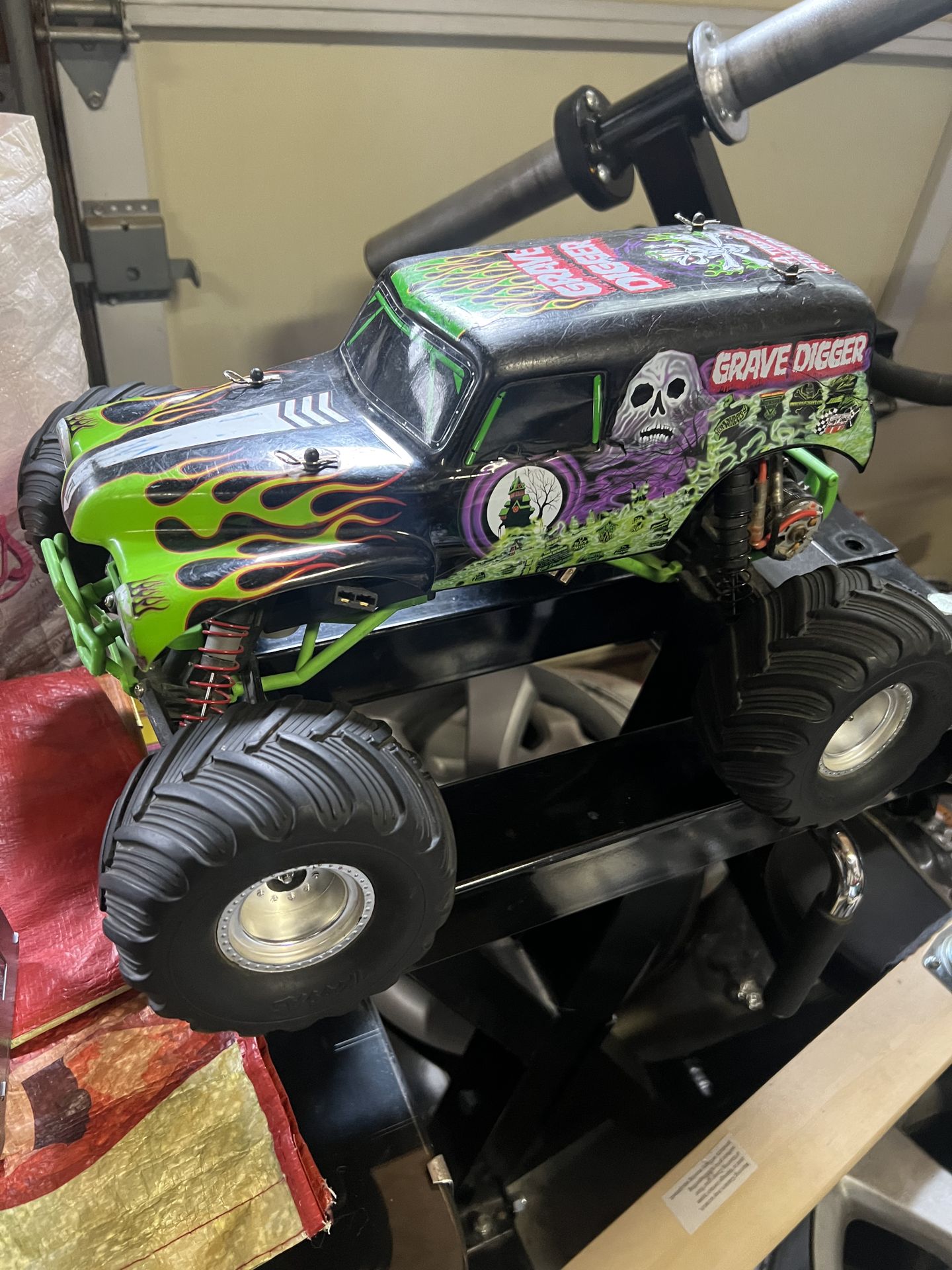 Traxxas Grave Dogger Monster Jam