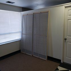 Queen size base - can DELIVER almost anywhere for $20 extra - gently used and in LIKE NEW condition 😍