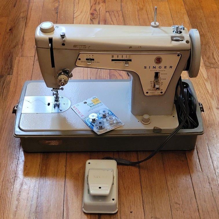 Vintage SINGER Sewing Machine Fashion Mate Model 237 - Beautiful & Fully Functional
