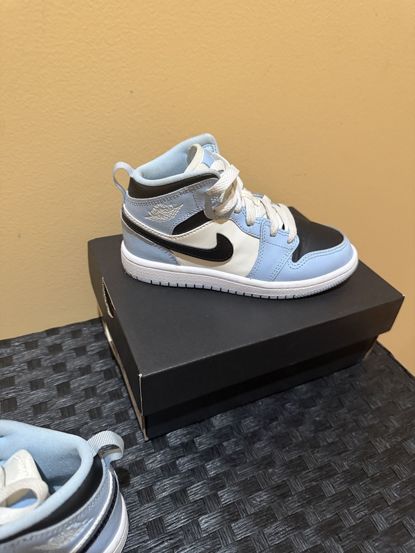Jordan 1 MID (PS). Kids' ice blue/ blacksail-white and Sneakers