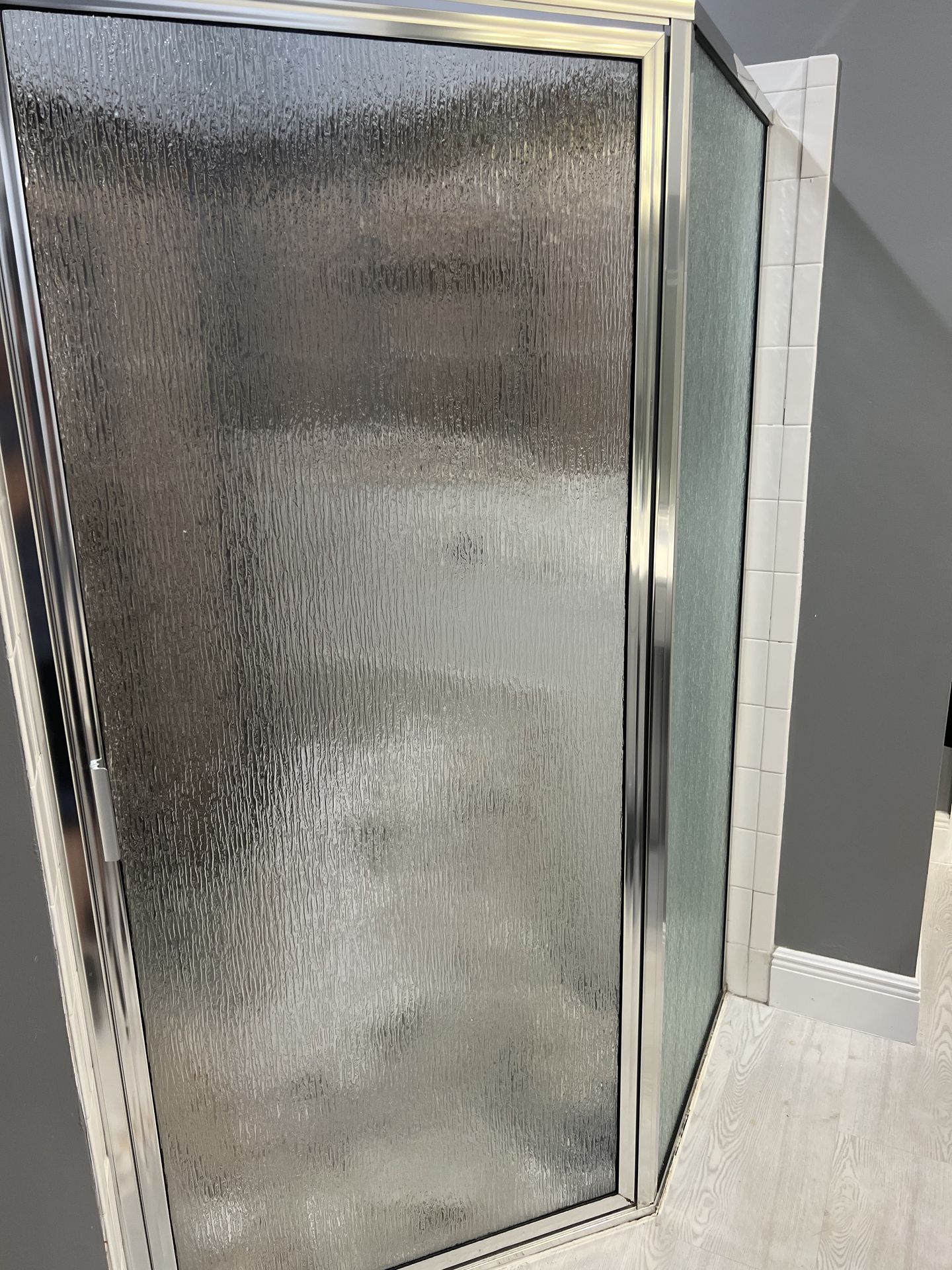 Neo angle shower door