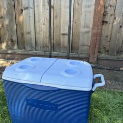Rubbermaid Large Cooler With wheels