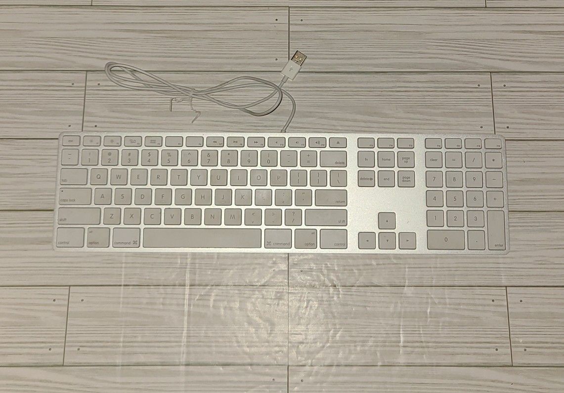 Genuine Apple A1243 White Wired Mac Standard USB Keyboard With Numeric Keypad
