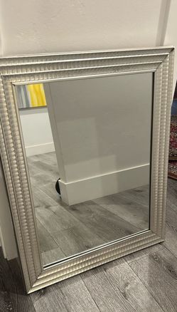 Beautiful Wall Mirror - Like New!