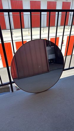 Round mirror