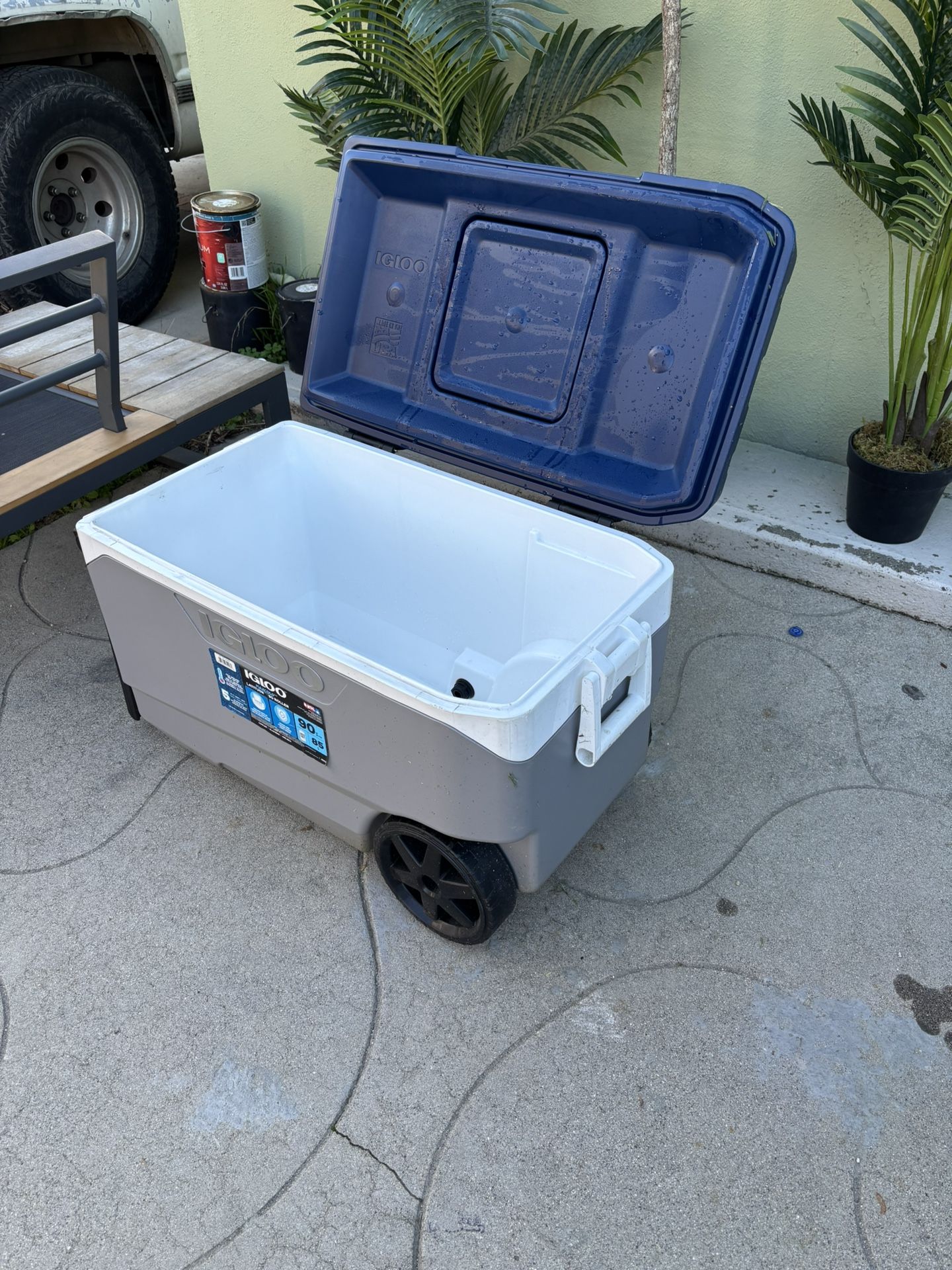 90 Quart Igloo Cooler with Wheels