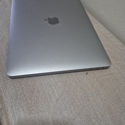 Apple MacBook Pro 13" | A1989 | 16GB RAM | 256GB SSD | Retina display + Touchbar |