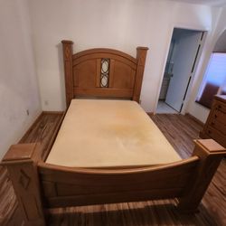 FREE Bedroom Set. Queen Bed with Matching Dresser. Solid WOOD. 