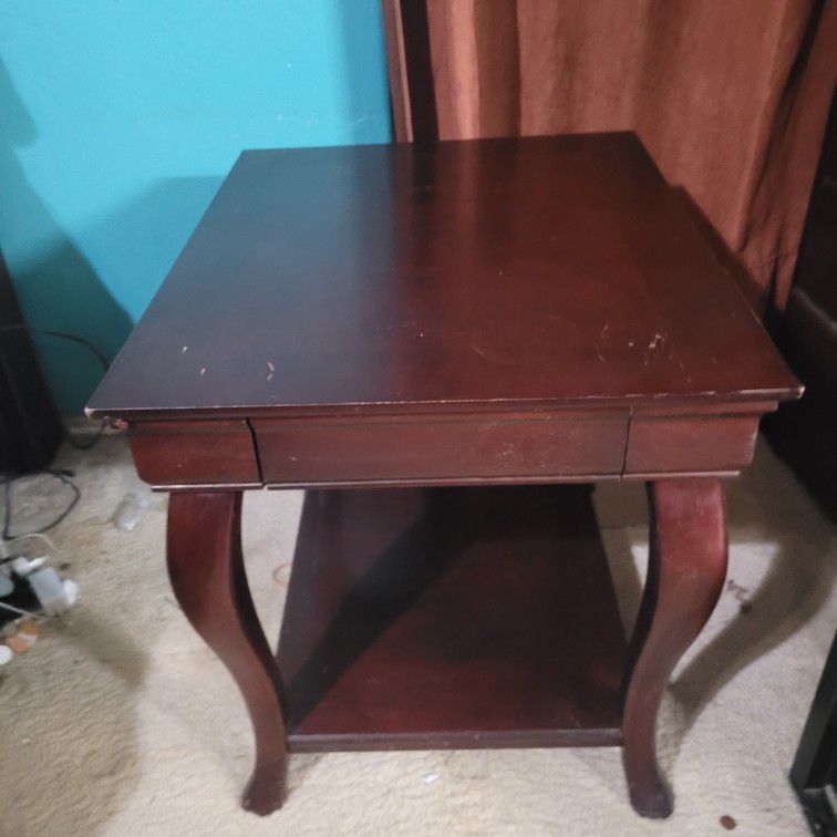 Set Of 2 SOLID WOOD End Tables 