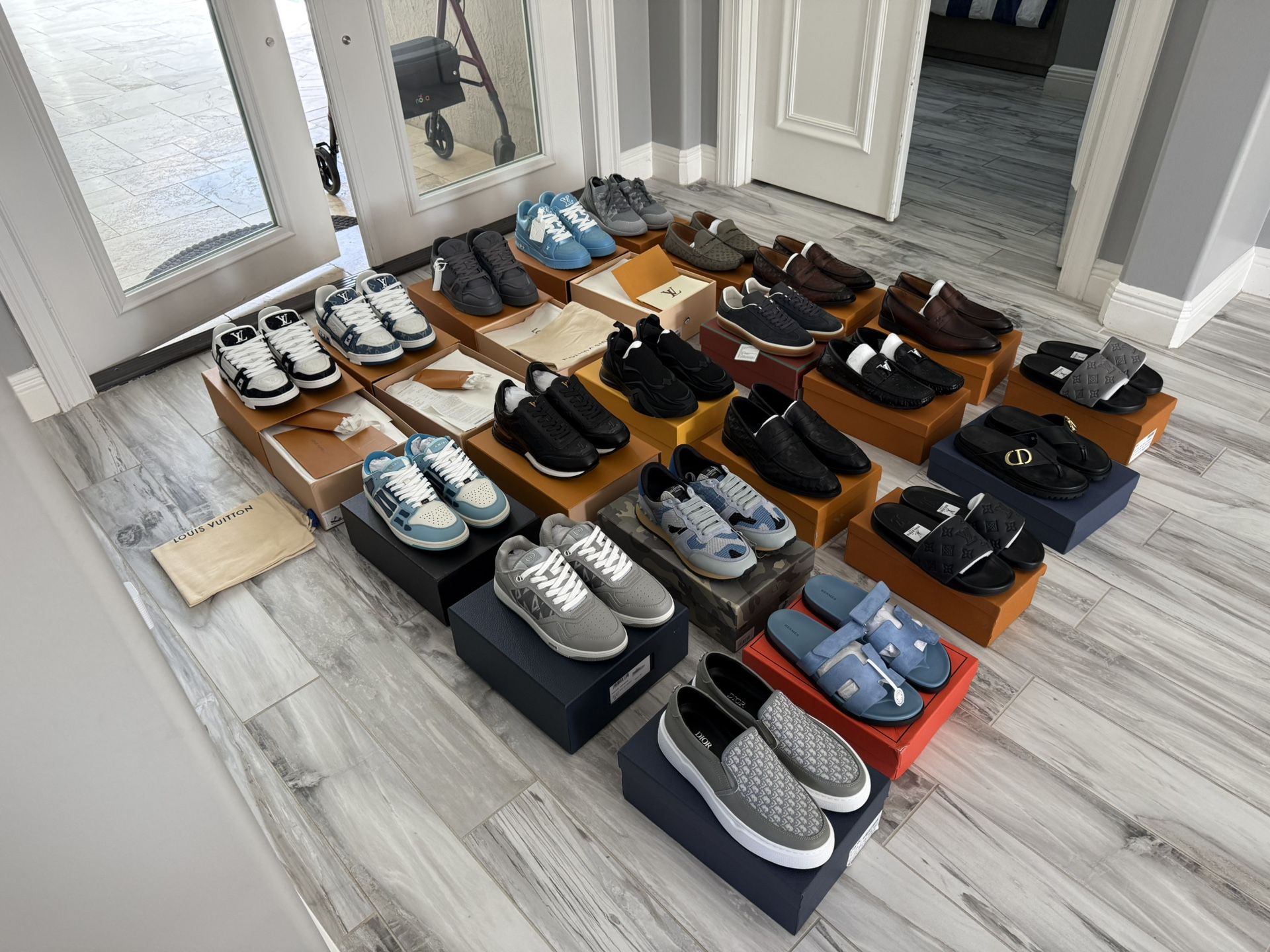 Shoes Shoes Shoes Luxury For LESS!!!