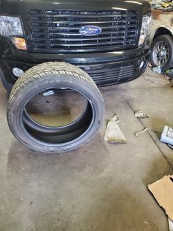 305/40 22 Tire