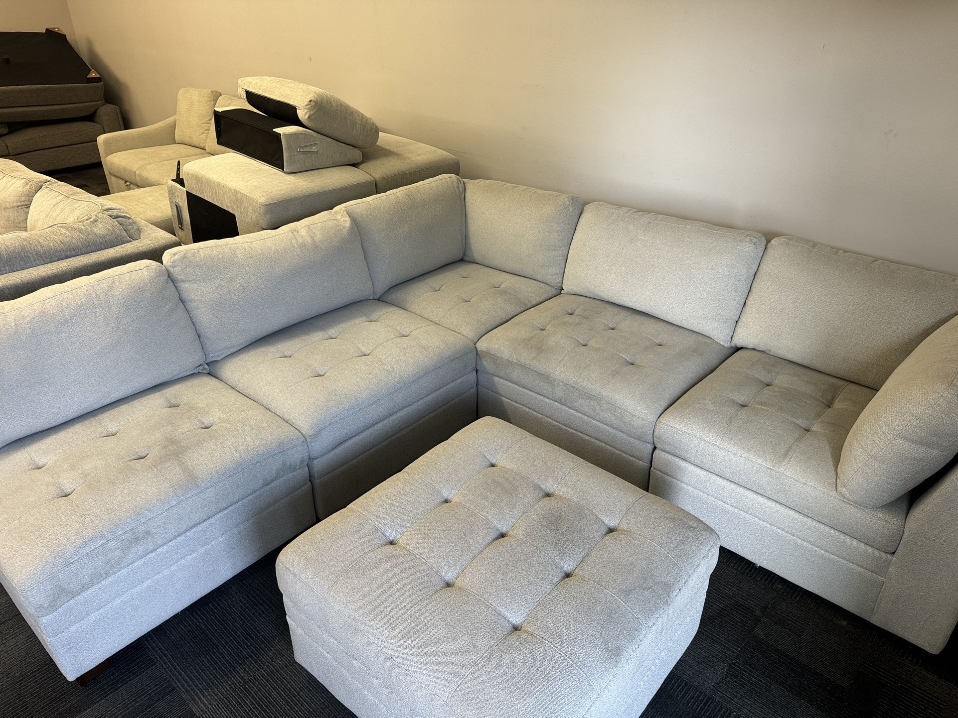 Thomasville Tisdale Modular Sectional 6-piece Boucle with Storage Ottoman