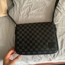 Louis Vuitton District PM