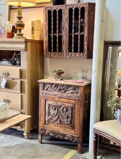 SALE!! NOW $270! BEAUTIFUL ANTIQUE CABINET SET, HUTCH