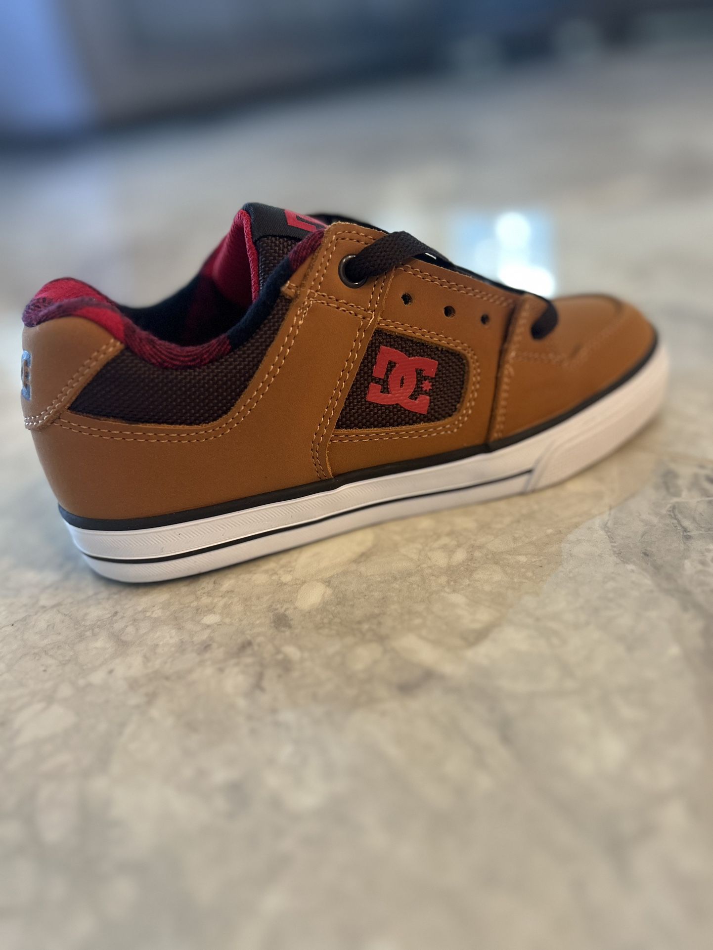 DC SHOES, INC