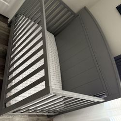 Crib with Mattress, Mattress Protector And Fitted Sheets