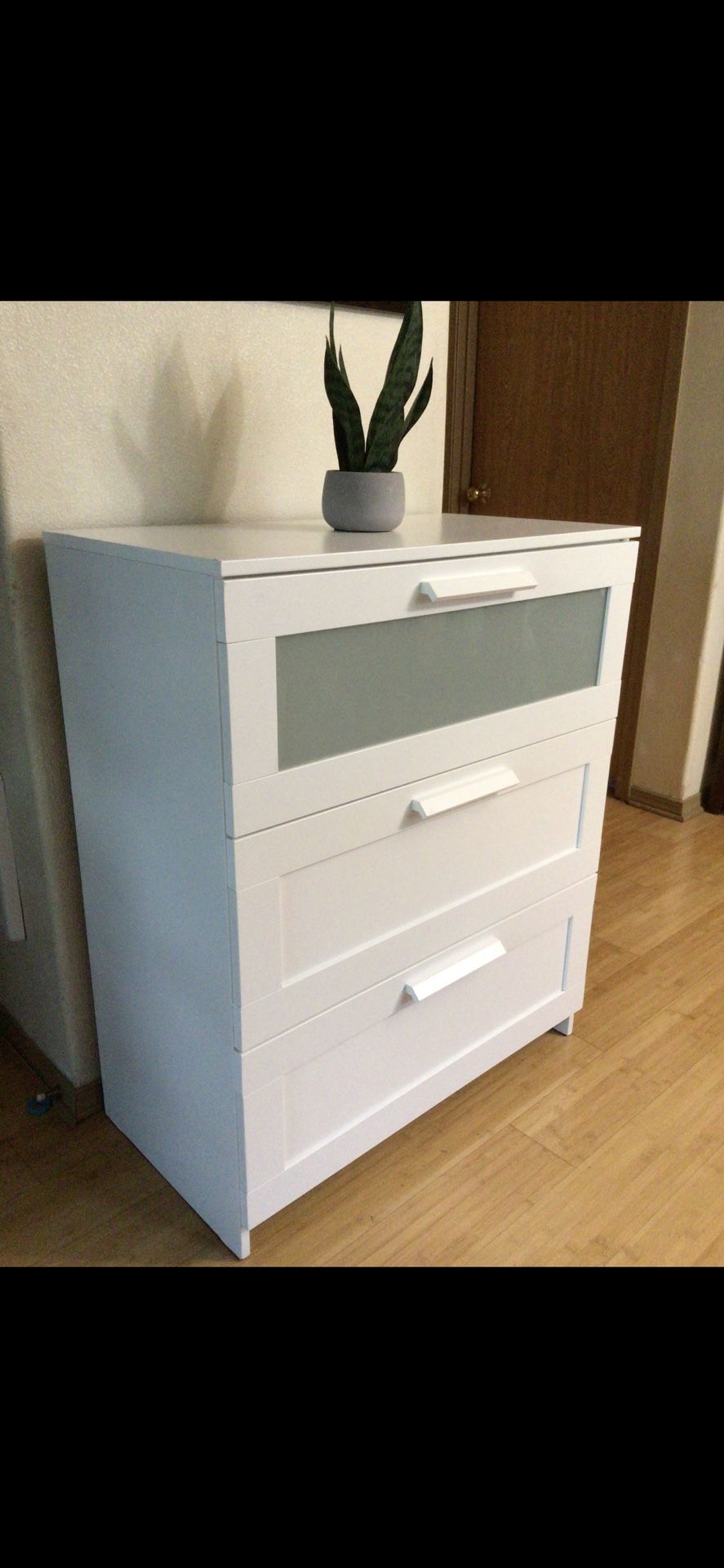 Awesome White Ikea brimnes 3 drawer dresser in excellent preowned