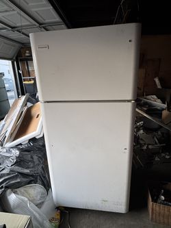 Frigidaire Refrigerator – Clean, Works Perfect – Ready to Use