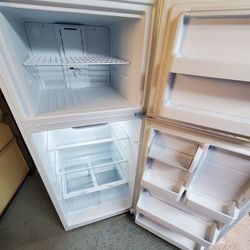 18 cu.ft Top Freezer Fridge - Vissani - Practically  New 