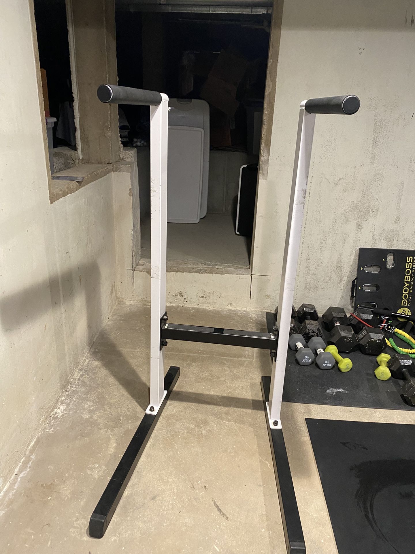 Body Sculpture Stationary Solid Dip Bar Tower
