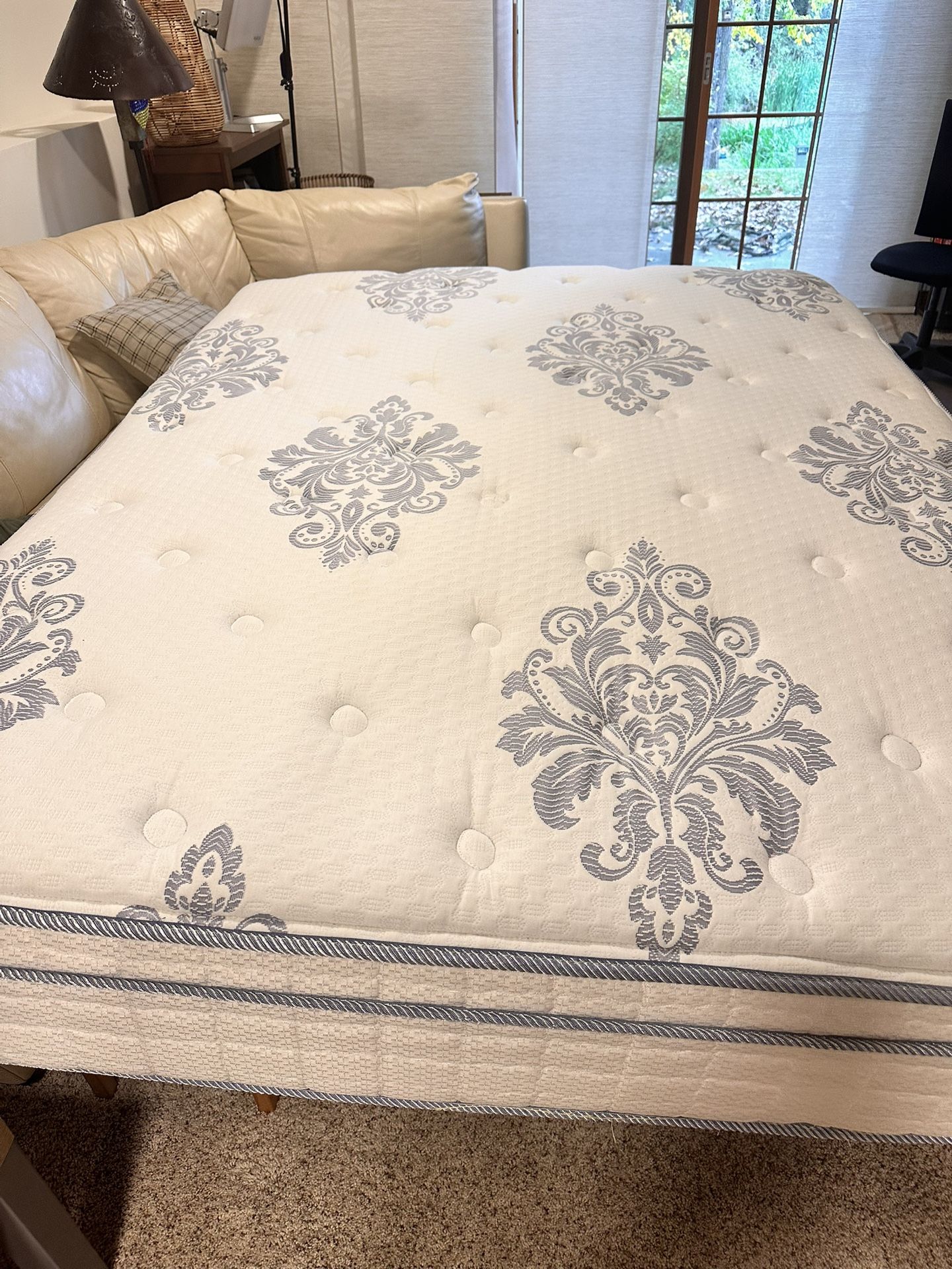 Serta Queen Size Mattress Goood