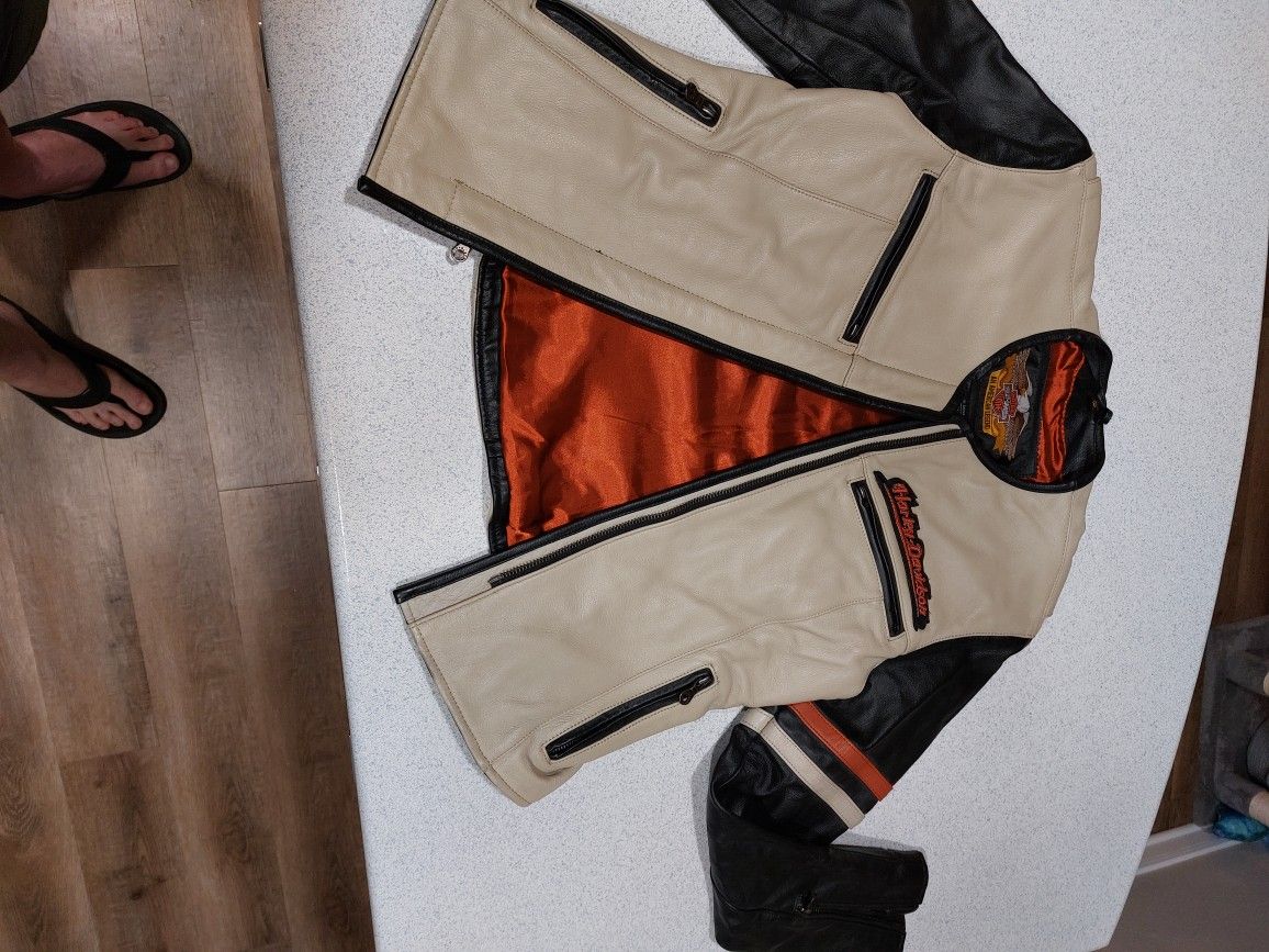 Authentic HARLEY DAVIDSON Cowhide Leather jacket! Mint Condition! Size Medium 