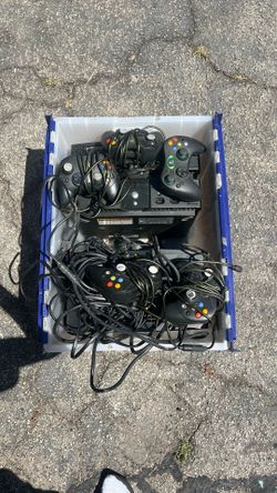 xboxes w 5 controllers