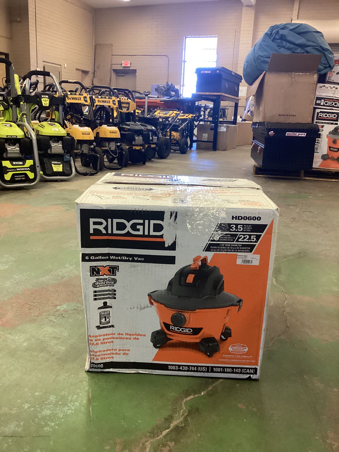 (Used Like New) Ridgid 6 Gallon 3.5 Peak HP NXT Wet/Dry Shop Vacuum with Filter, Locking Hose and Accessories